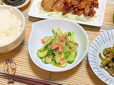 残った焼鮭ほぐして炒めてしゃきしゃき野菜を併せるの